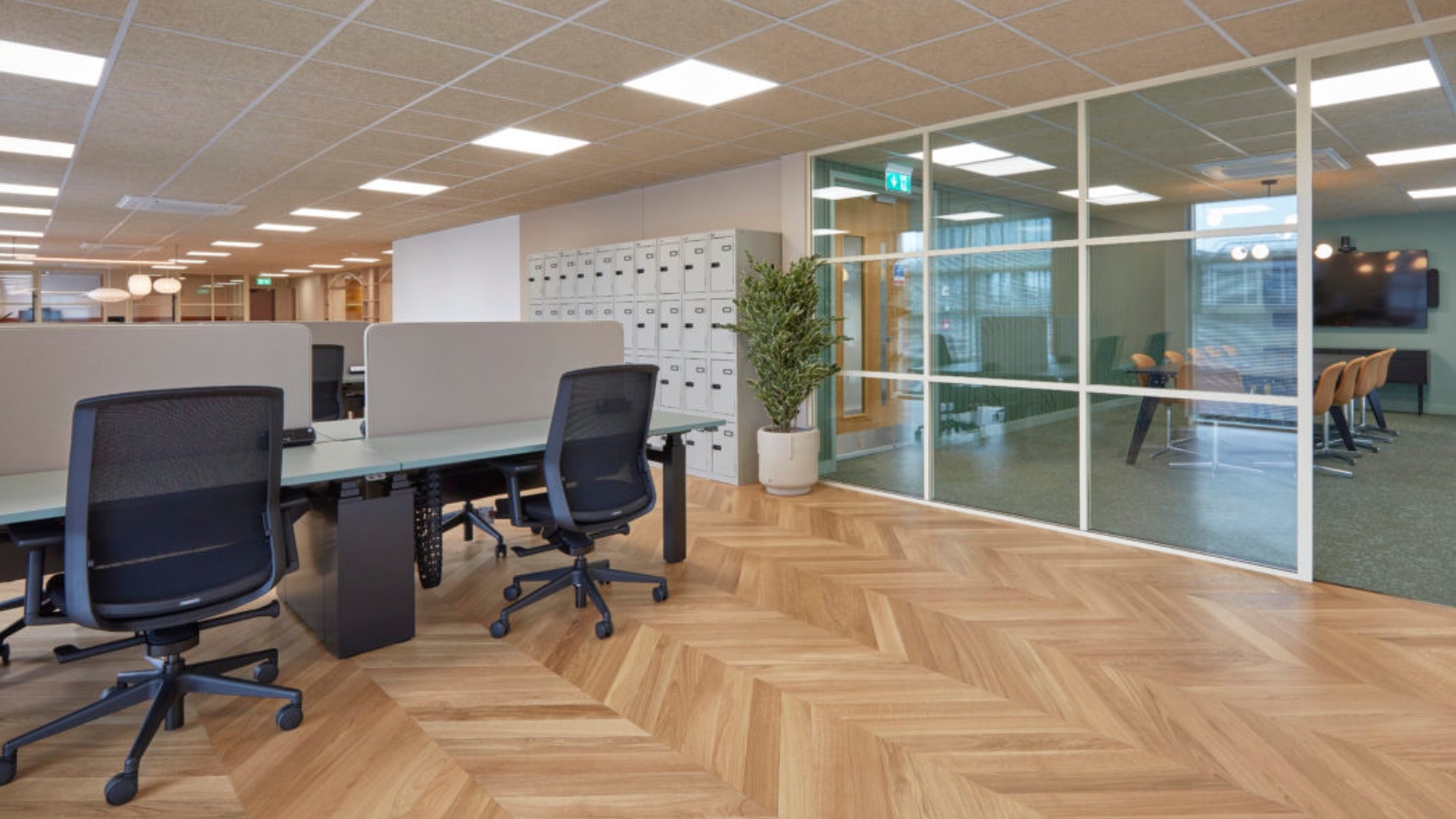 Bespoke Office Desks That Drive Efficiency and Leave a Lasting Impression